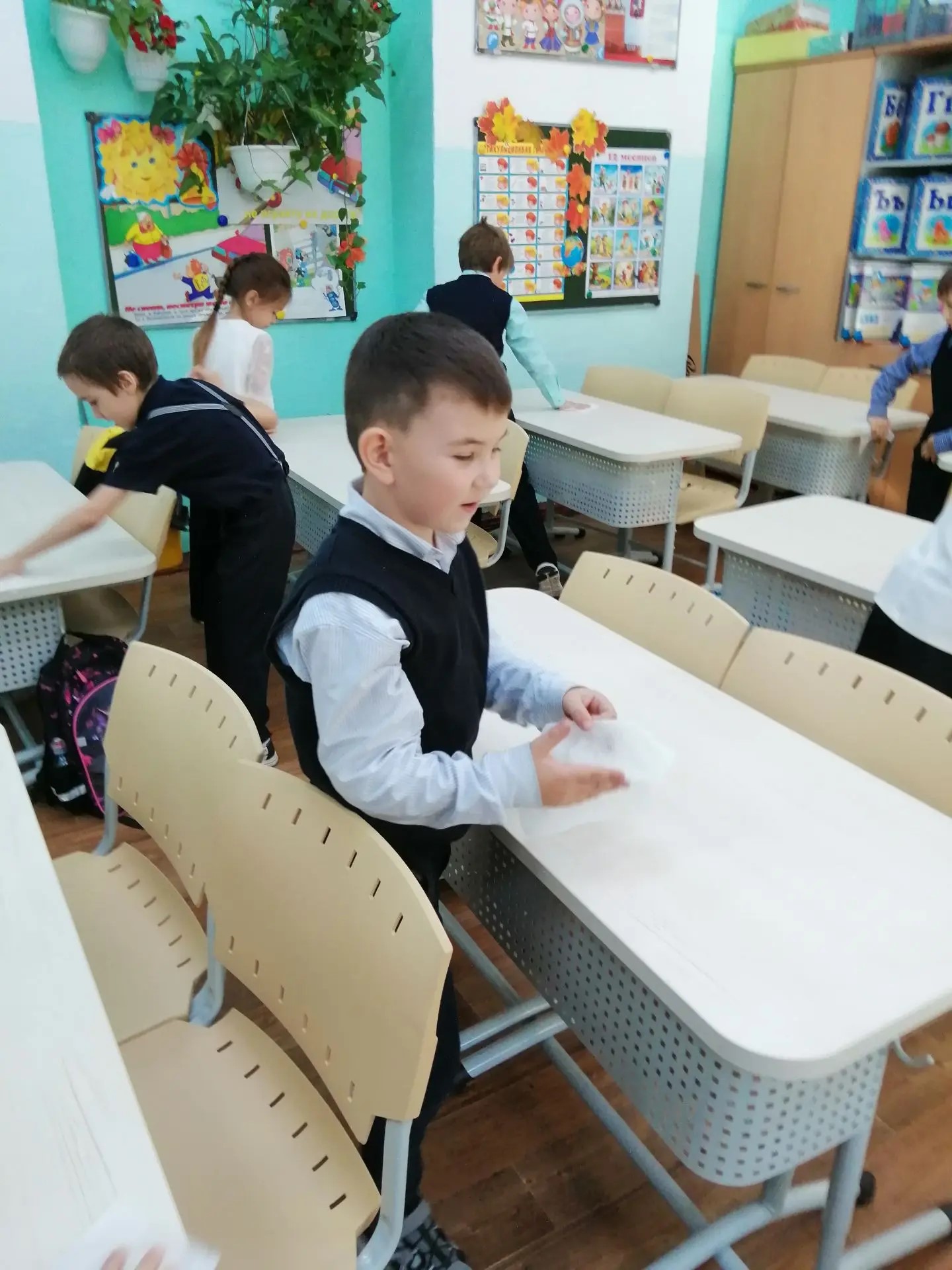 Первая четверть позади: первоклассники навели порядок в своём классе